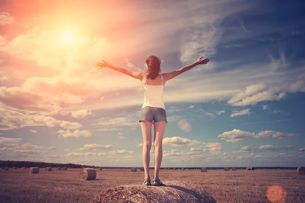 Outspread elleri ile genç kız 