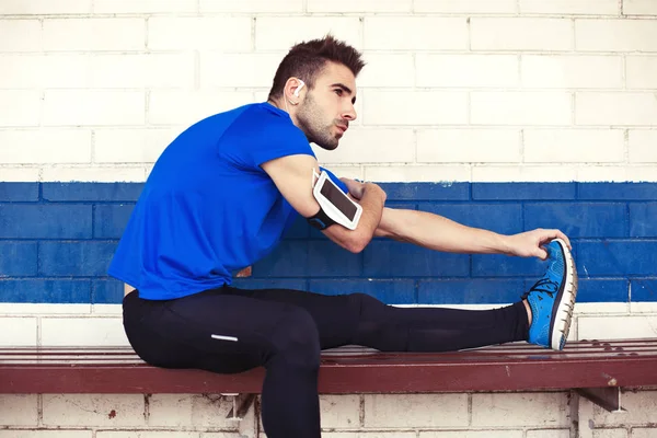 Atleta fazendo exercício de aquecimento — Fotografia de Stock