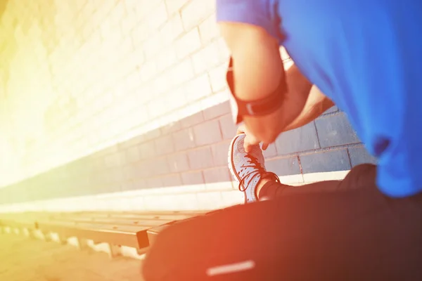 Спортсмен робить підготовчі вправи (необов'язкові сонячні відблиски ) — стокове фото