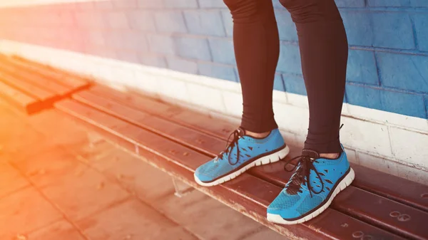 Jambes d'athlète avec chaussures de course — Photo