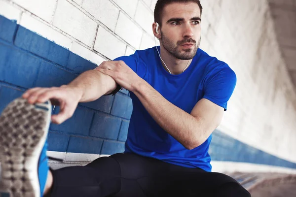 Männlicher Athlet beim Fitnesstraining — Stockfoto