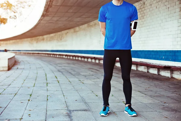 Männlicher Athlet im weißen T-Shirt im Freien — Stockfoto