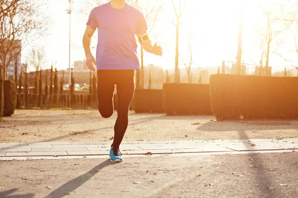 Laufsportler im Park bei Sonnenuntergang — Stockfoto