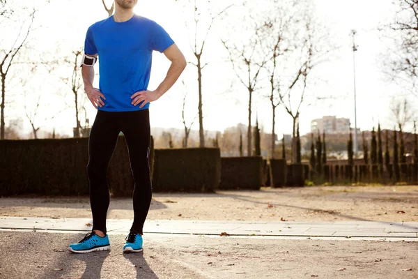 Giovane atleta maschio in piedi nel parco al tramonto — Foto Stock