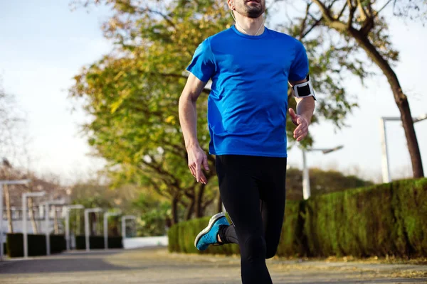 Sportler beim Laufen im Park (mit wenig Bewegungsunschärfe)) — Stockfoto