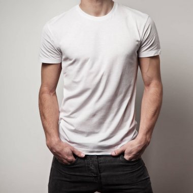adam boş beyaz t-shirt