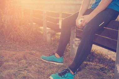 Tezgah Parkı (ı yakınındaki dinlenme su şişe yorgun atlet