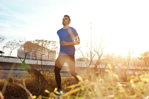 Parkta (küçük moti günbatımında çalışan yakışıklı erkek atlet