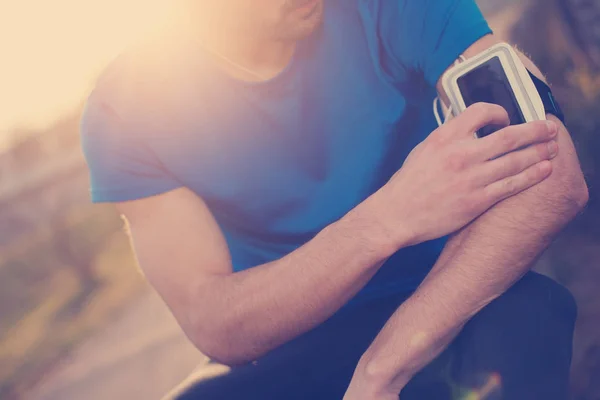 Hareket eden telefon (niyeti kolunda kolluk dokunmadan atlet