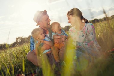 mutlu ve genç aile vakit parkta güneşli bir günde