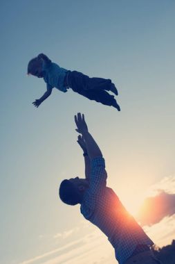 atma ve oğlu parkta yakalamak babası silüeti