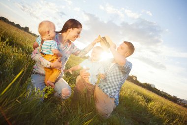 mutlu genç aile vakit parkta güneşli bir günde