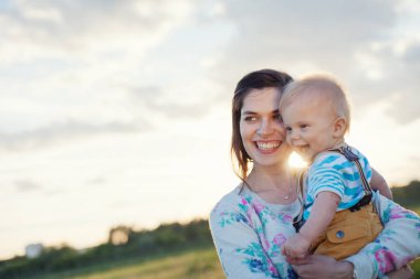 Vakit onun şirin bebek ile anne mutlu ve gülümseyen