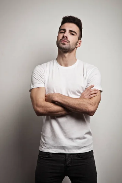 Przystojny mężczyzna nosi biały t-shirt — Zdjęcie stockowe