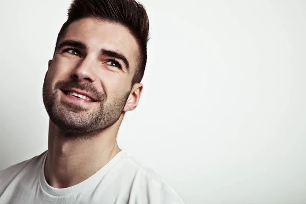 Genç yakışıklı gülümseyen adam anız ile portresi