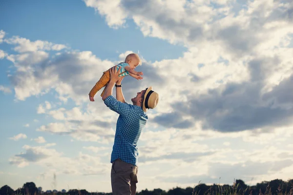 mutlu baba bebek oğlu ile oynama