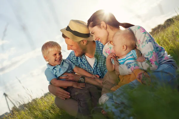 Happy and young family spending time in the park — Stock Photo, Image