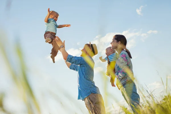 parkta vakit iki oğlu ile mutlu aile 