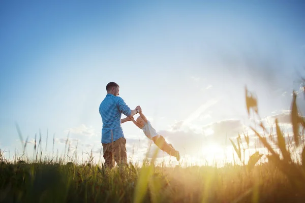 Father and his son playing in the park (intentional sun glare) — Stock Photo, Image