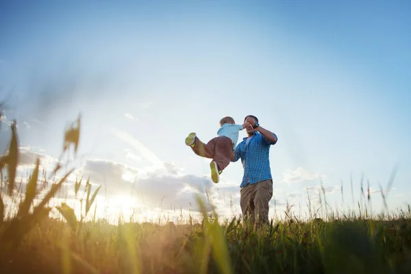 Father playing with his son in the park outdoor — Stock Photo, Image