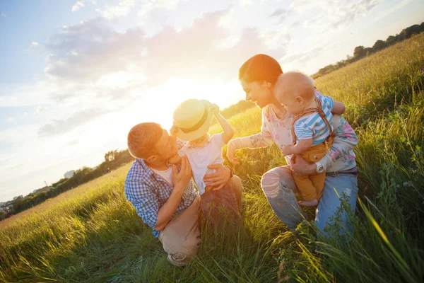 çocuklar parkta oynarken ile mutlu genç aile 