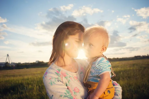 Mère heureuse et son bébé passent du temps dans le parc à l'extérieur — Photo