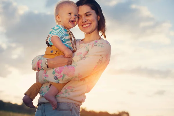 Happy mother with her smiling baby spending time in the park — Stock Photo, Image