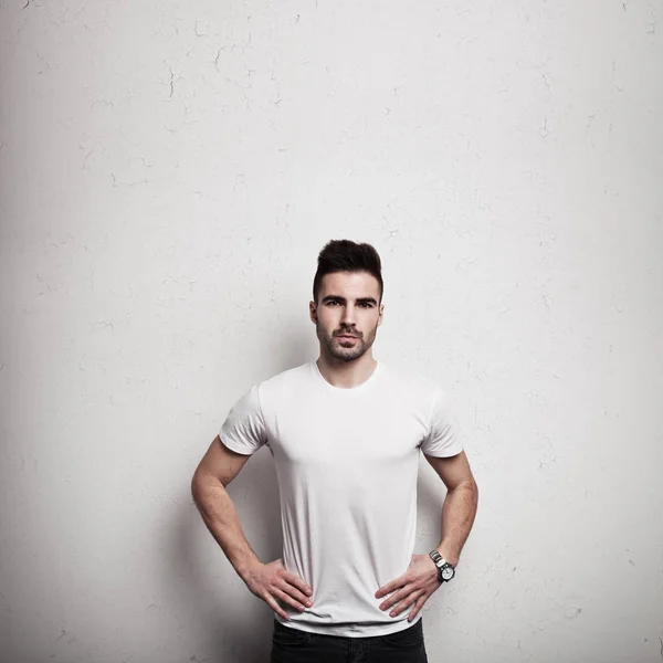 Férfi póló üres, fehér grunge háttér Stock Kép