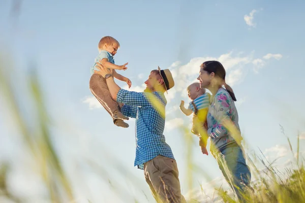 Boldog család játék a szabadban, a park Jogdíjmentes Stock Fotók