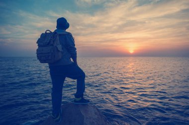 Gezgin deniz uzakta horizon adlı (kasıtlı vintage renk batımını yakınındaki sırt çantası ile)