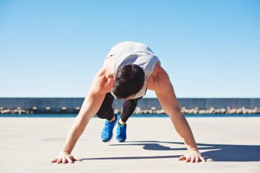 Güçlü gönderme yapıyor atlet uygun