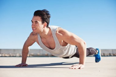 Atlet açık havada spor egzersiz yaparak