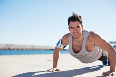 Erkek atlet spor yaparken egzersiz itme