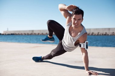 Uygun gülümseyen atlet spor egzersiz yaparak