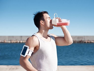 Genç ve güçlü atlet protein kokteyl içme 