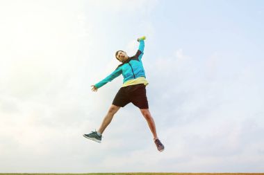 elinde bir şişe su ile atlama mutlu sporcu