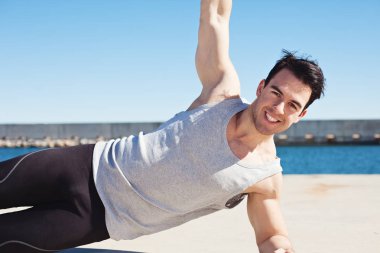 Spor yaparken gülümseyen atlet açık havada egzersiz