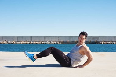 Genç atlet karın yapıyor yerleştirmek