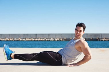 Karın egzersiz yaparak güçlü atlet 