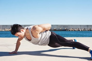 Güçlü atlet bir elin yaptığından ittirir