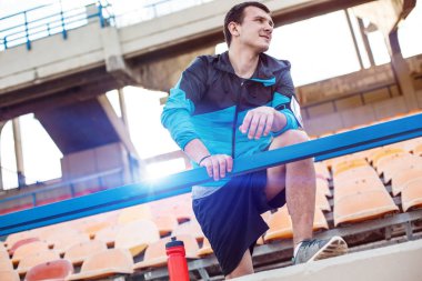 korkuluk Stadı nda tutan mutlu gülümseyen sporcu