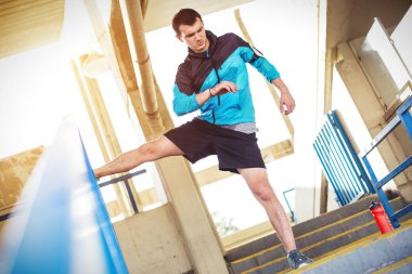 sporcu streç kentsel konumda ısınma yapıyor