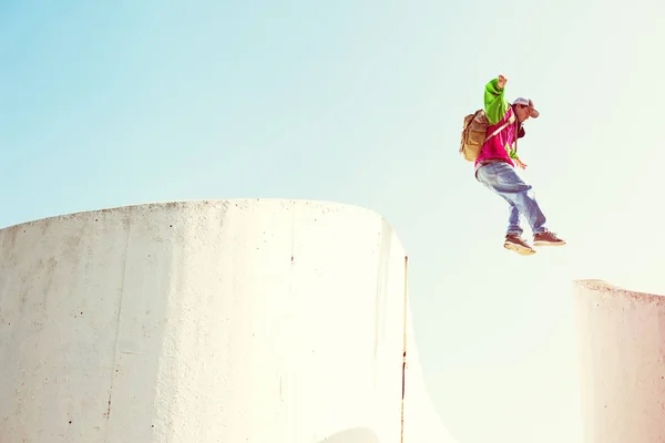 용감한 남자가 콘크리트 벽 점프 — 스톡 사진