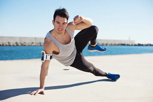 Spor egzersiz yaparak uygun erkek atlet