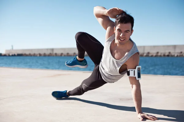 Uygun gülümseyen atlet spor egzersiz yaparak