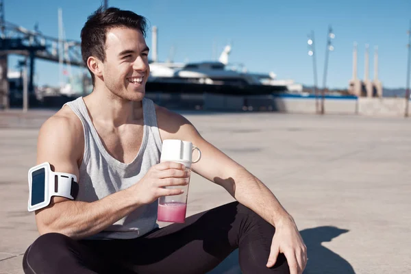 protein kokteyl ile yakışıklı sporcu