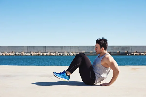 Giovane atleta in forma facendo esercizi addominali — Foto Stock