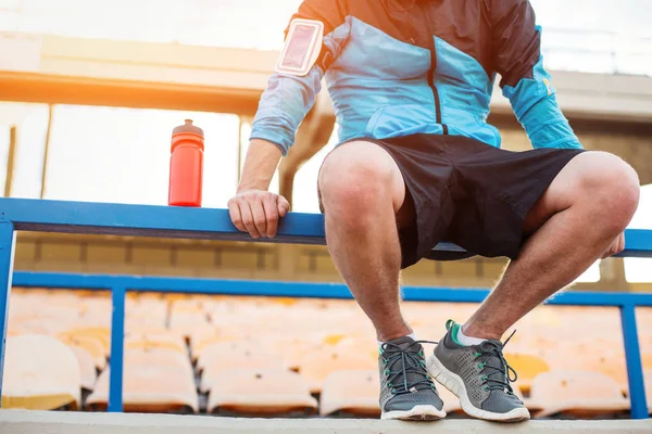 sporcu korkuluk Stadı nda oturan su bir şişe