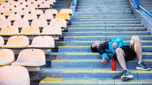 Müder Sportler liegt auf der Treppe und ruht sich aus — Stockfoto
