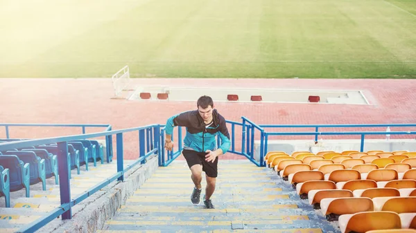 Sportivo che fa esercizio di velocità per i muscoli sulle scale dello stadio — Foto Stock